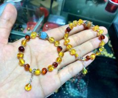 Vòng hổ phách cho bé mệnh mộc